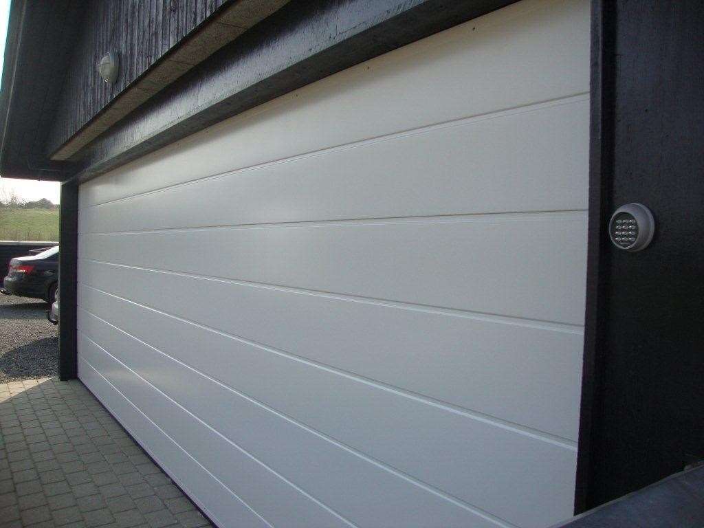 Bred garageport i hvid med automatisk portåbning