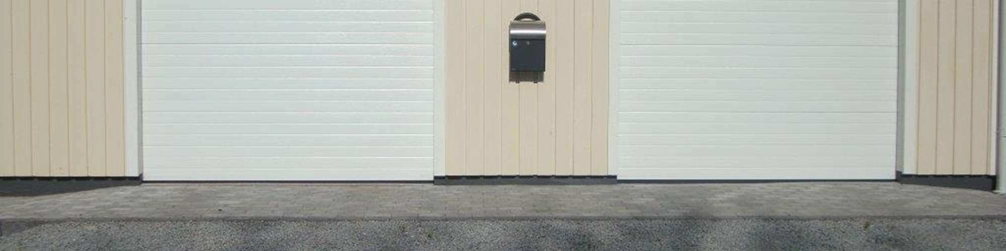To hvide porte til garage